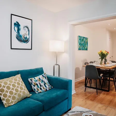 Spacious 4-bed Fast Wifi Parking Contractor Family Holiday home *