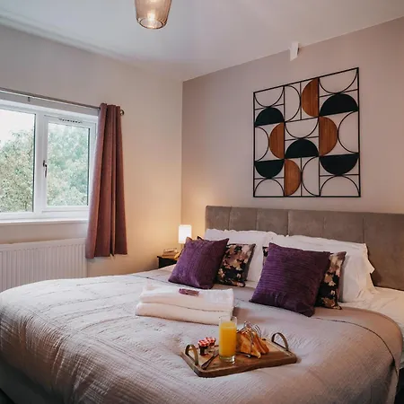 Holiday home Spacious 4-bed Fast Wifi Parking Contractor Family Birmingham
