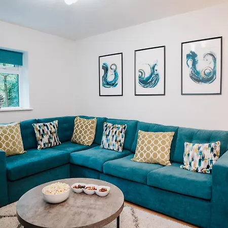 Spacious 4-bed Fast Wifi Parking Contractor Family Holiday home *