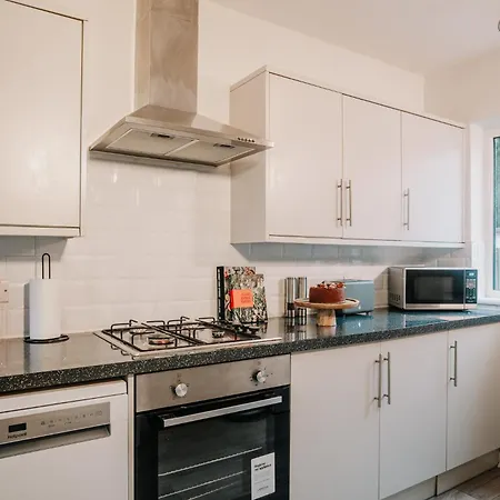 Spacious 4-bed Fast Wifi Parking Contractor Family Birmingham