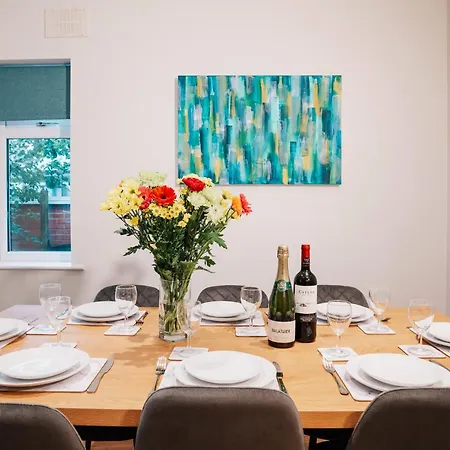 Spacious 4-bed Fast Wifi Parking Contractor Family Holiday home