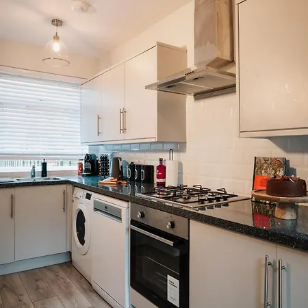Spacious 4-bed Fast Wifi Parking Contractor Family * Birmingham