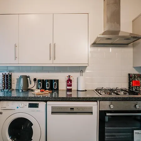 Holiday home Spacious 4-bed Fast Wifi Parking Contractor Family Birmingham