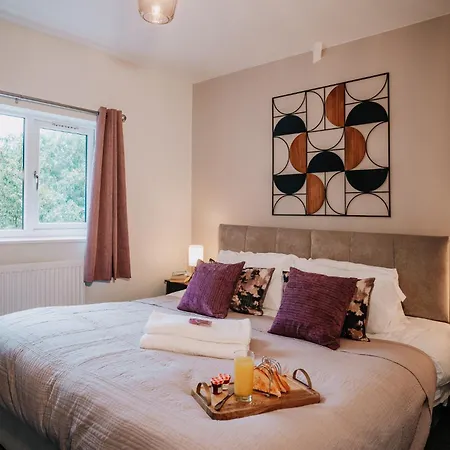 Spacious 4-bed Fast Wifi Parking Contractor Family Holiday home *