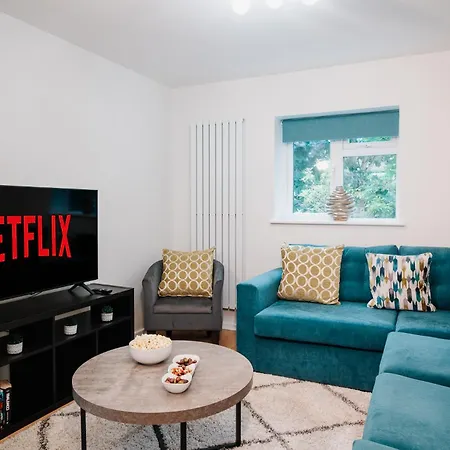 Spacious 4-bed Fast Wifi Parking Contractor Family Holiday home Birmingham